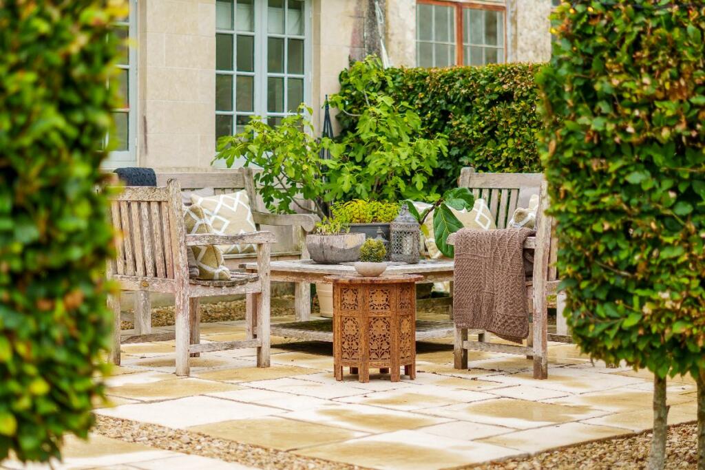 2 bedroom character property for sale in Garden Cottages, Wardour