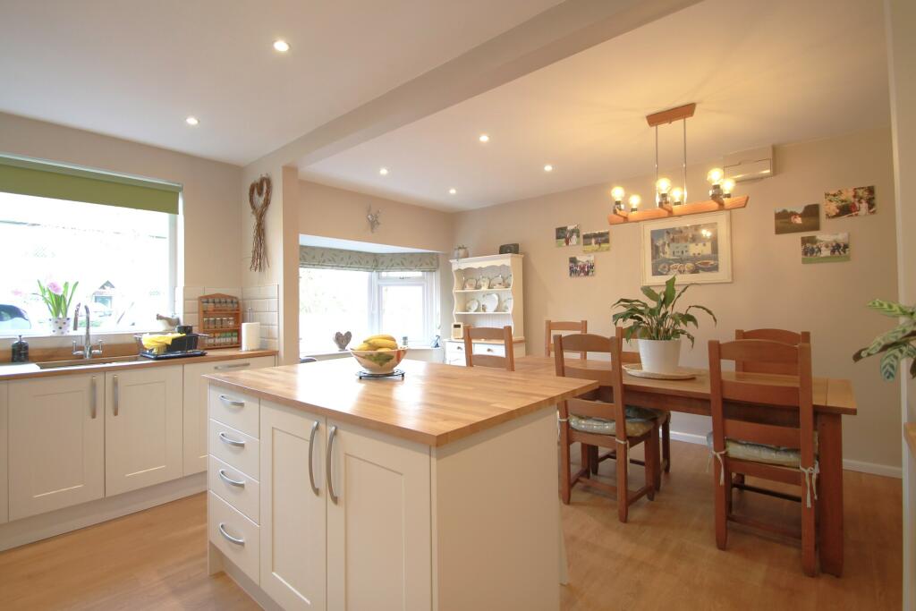 4 bedroom detached house for sale in Charnwood Avenue, Sutton Bonington