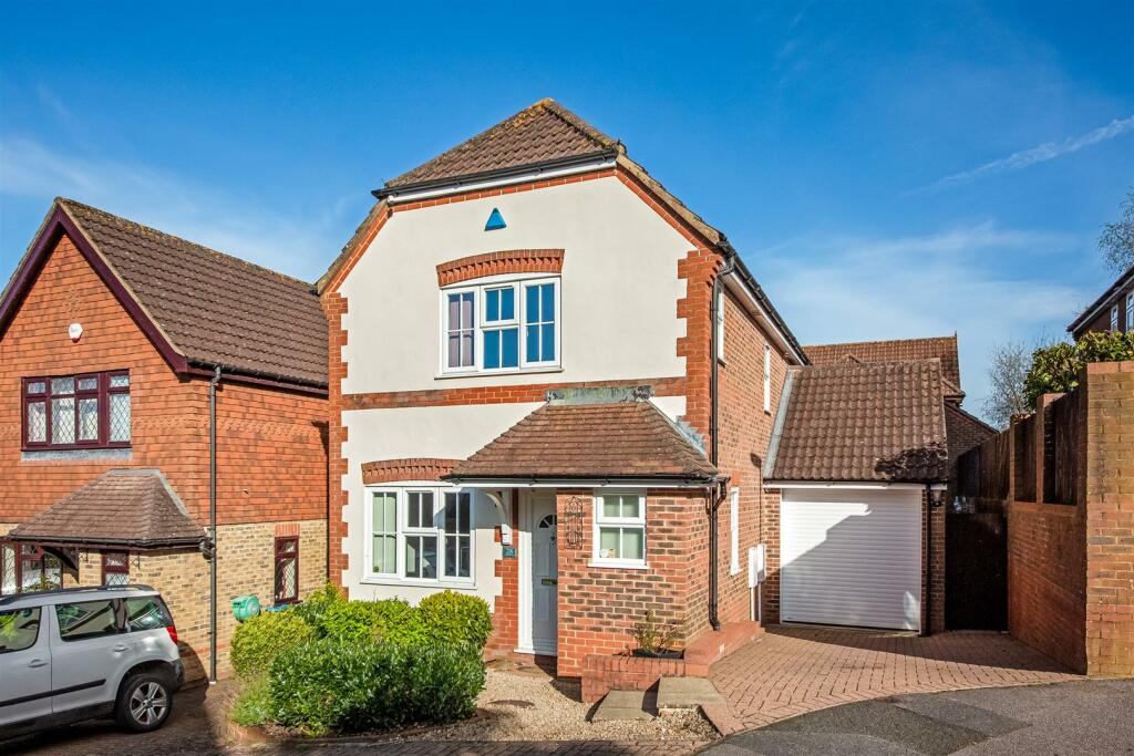 3 bedroom link detached house for sale in Danvers Way, Caterham, CR3