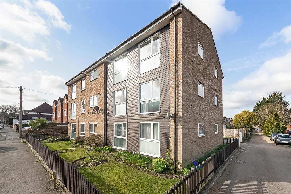 Main image of property: 72 Bute Road, Wallington