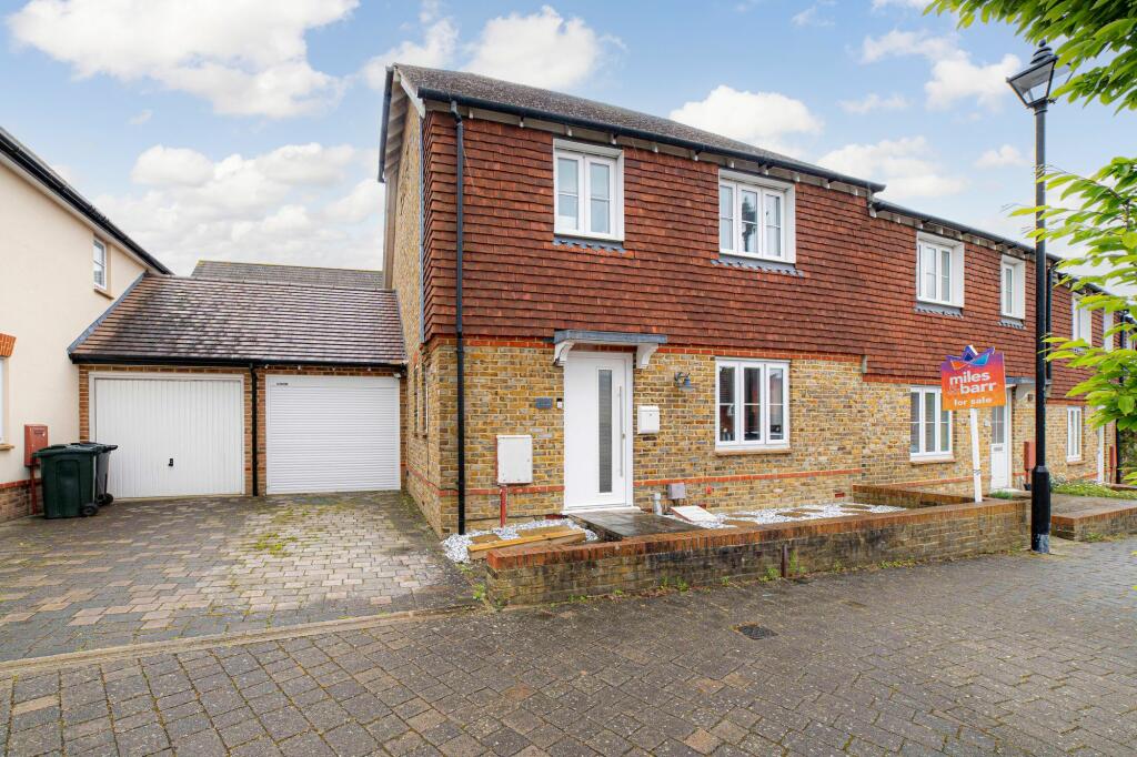 3 bedroom end of terrace house for sale in Running Foxes Lane, Ashford, TN23