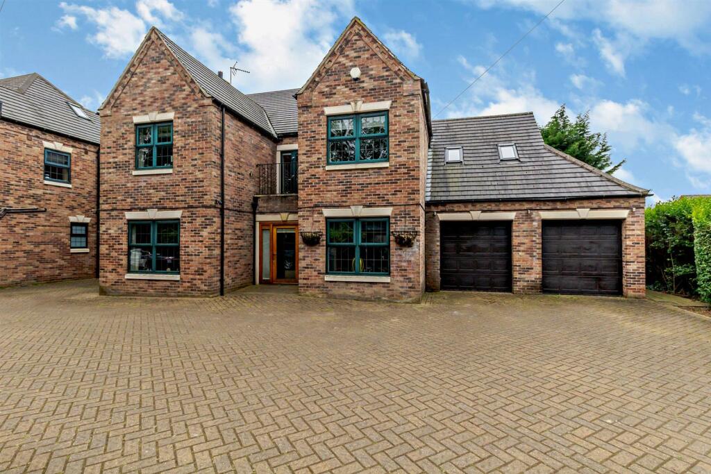 5 bedroom detached house for sale in Bawtry Road Bessacarr Doncaster, DN4