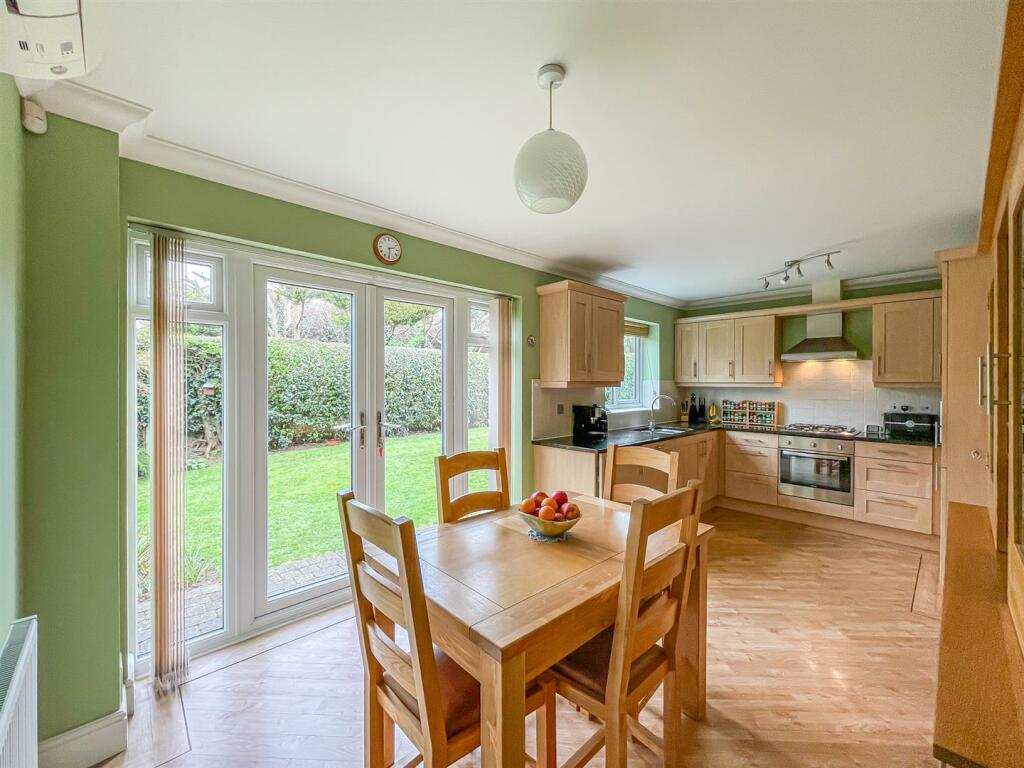 4 bedroom detached house for sale in Trinity Close, Rayleigh, SS6