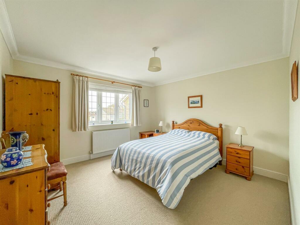 4 bedroom detached house for sale in Trinity Close, Rayleigh, SS6
