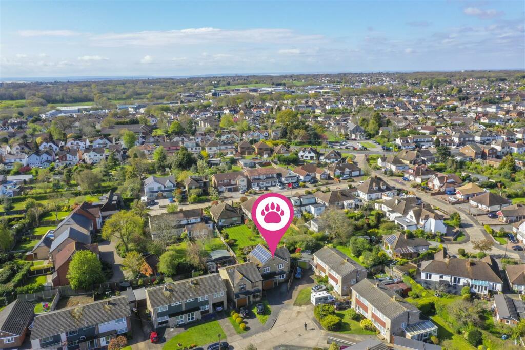 4 bedroom detached house for sale in Trinity Close, Rayleigh, SS6