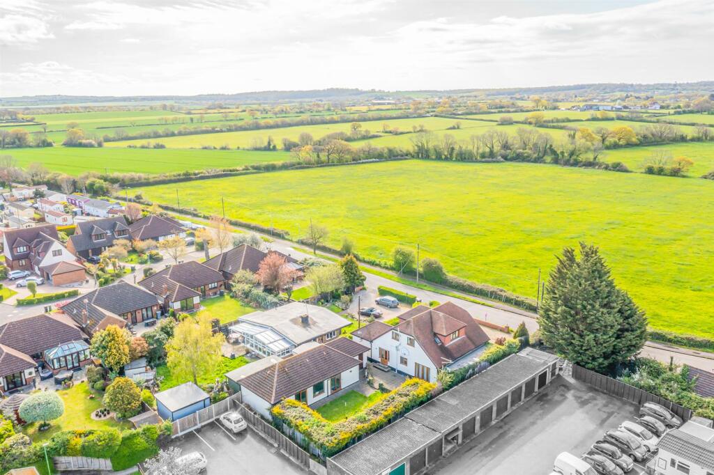 6 bedroom detached house for sale in Pooles Lane, Hullbridge, Hockley, SS5