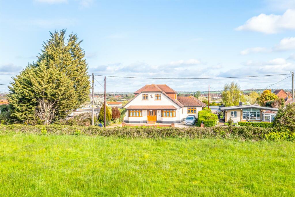 6 bedroom detached house for sale in Pooles Lane, Hullbridge, Hockley, SS5