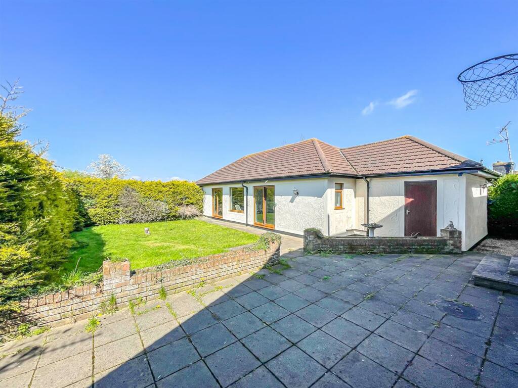 6 bedroom detached house for sale in Pooles Lane, Hullbridge, Hockley, SS5