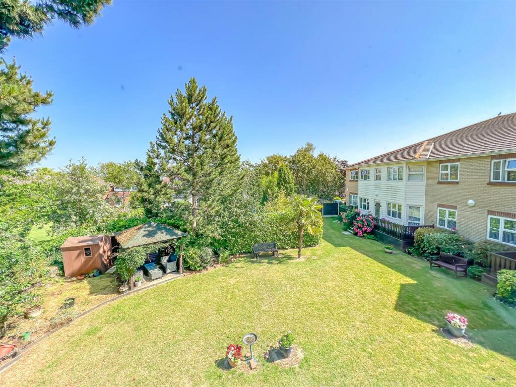 2 bedroom retirement property for sale in Southend Road, Hockley, SS5