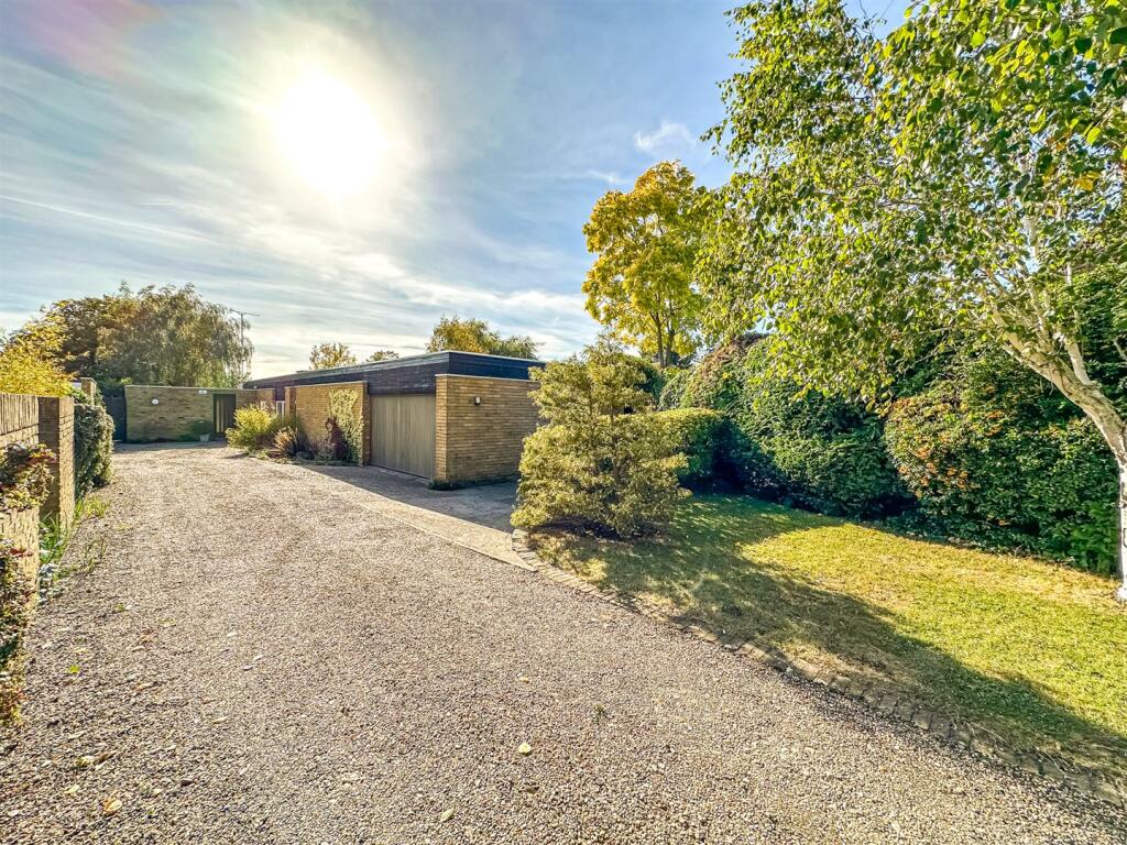 4 bedroom bungalow for sale in Branksome Avenue, Hockley, SS5