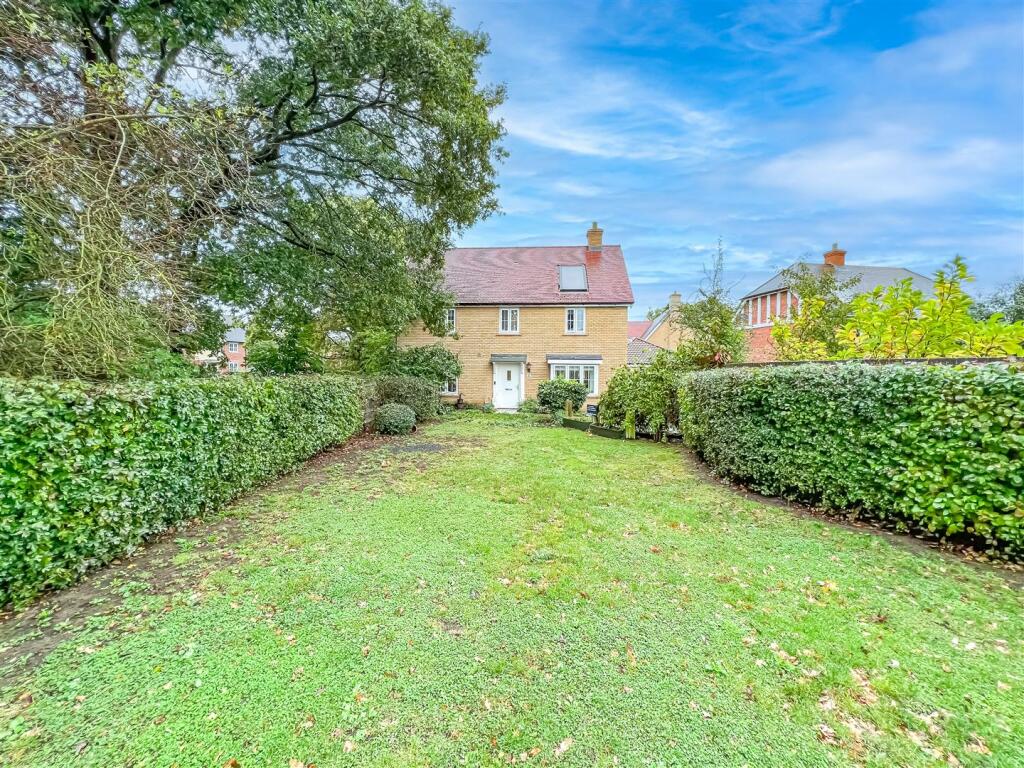 4 bedroom detached house for sale in Clements Hall Way, Hawkwell