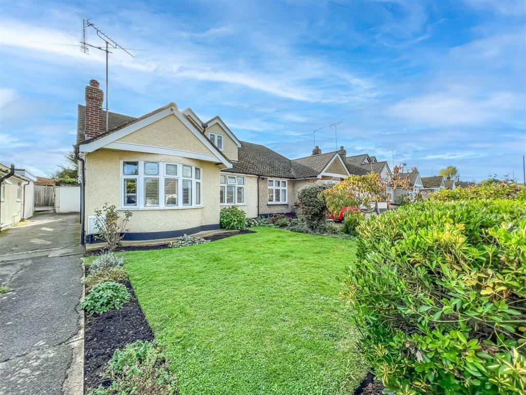 3 bedroom chalet for sale in Cornhill Avenue, Hockley, SS5