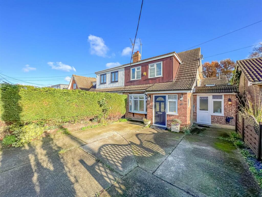 4 bedroom semidetached house for sale in Burnham Road, Hullbridge, SS5