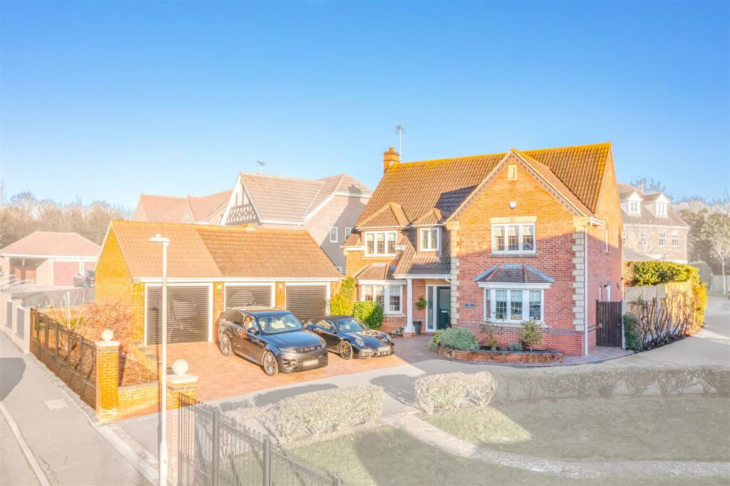 5 bedroom detached house for sale in Victoria Avenue, Rayleigh, SS6
