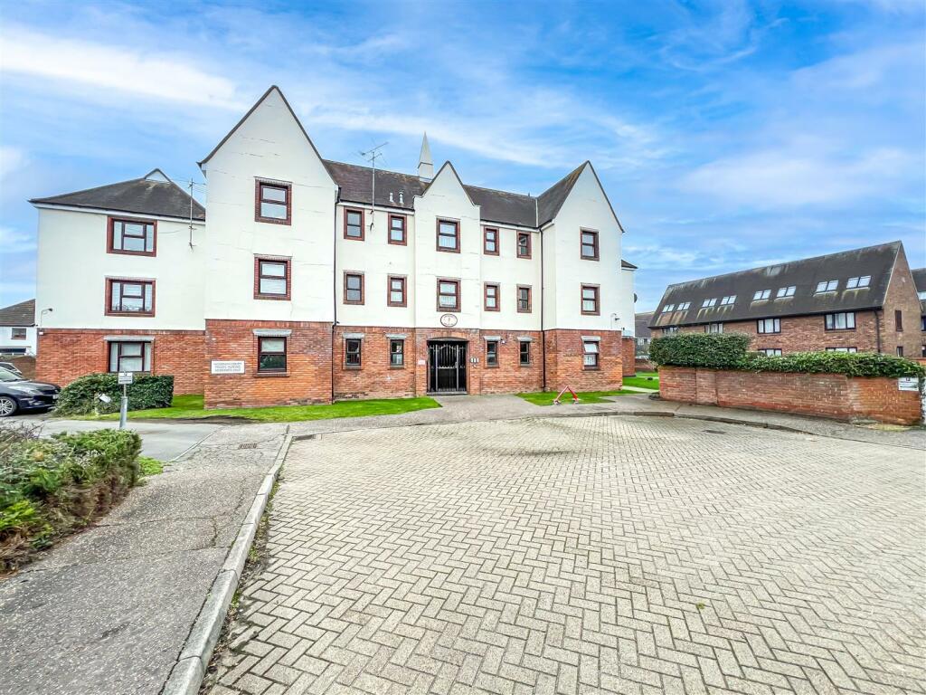 1 bedroom flat for sale in Akenfield Close, South Woodham Ferrers