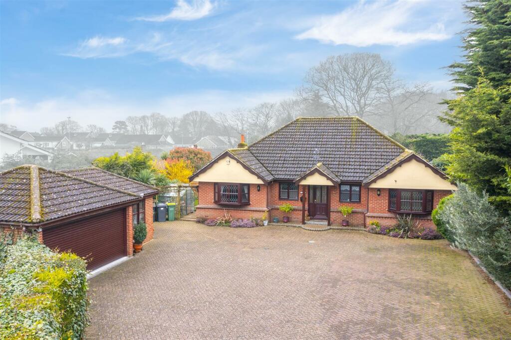 3 Bedroom Detached Bungalow For Sale In Bullwood Road Hockley Ss5