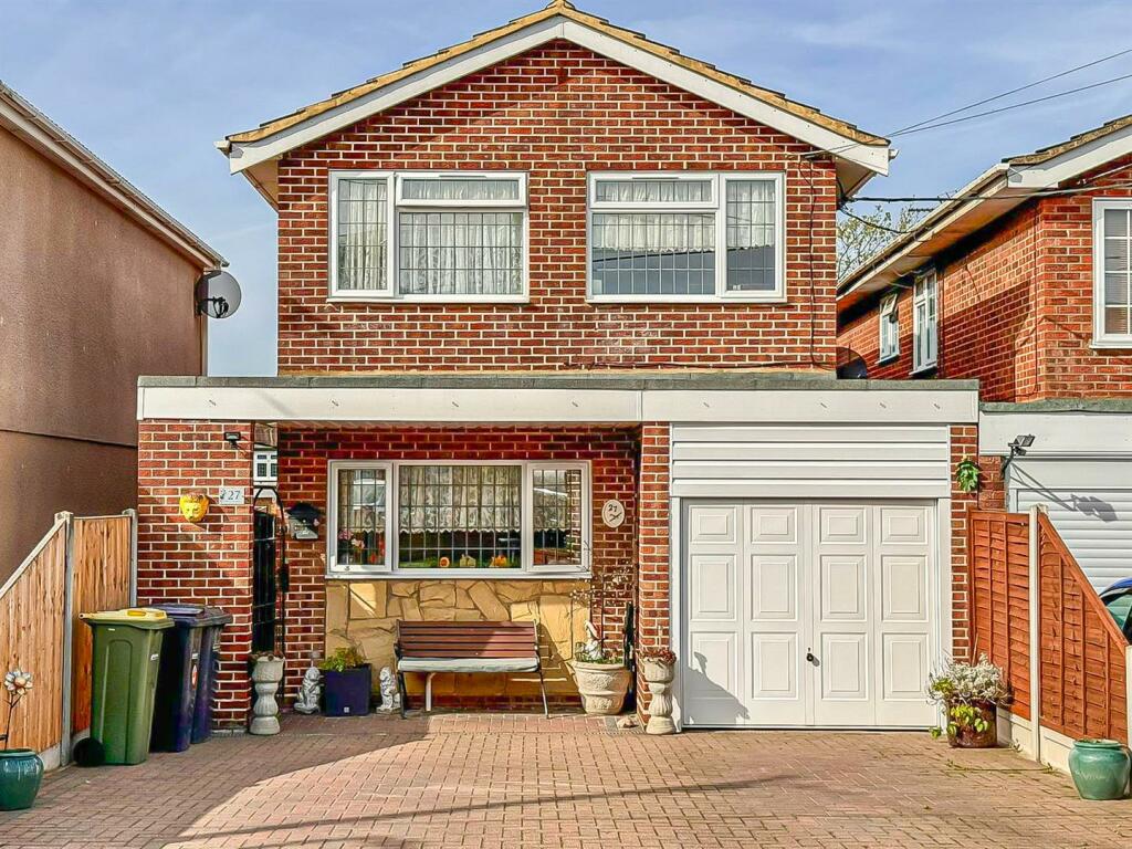 4 bedroom detached house for sale in Mayfield Avenue, Hullbridge