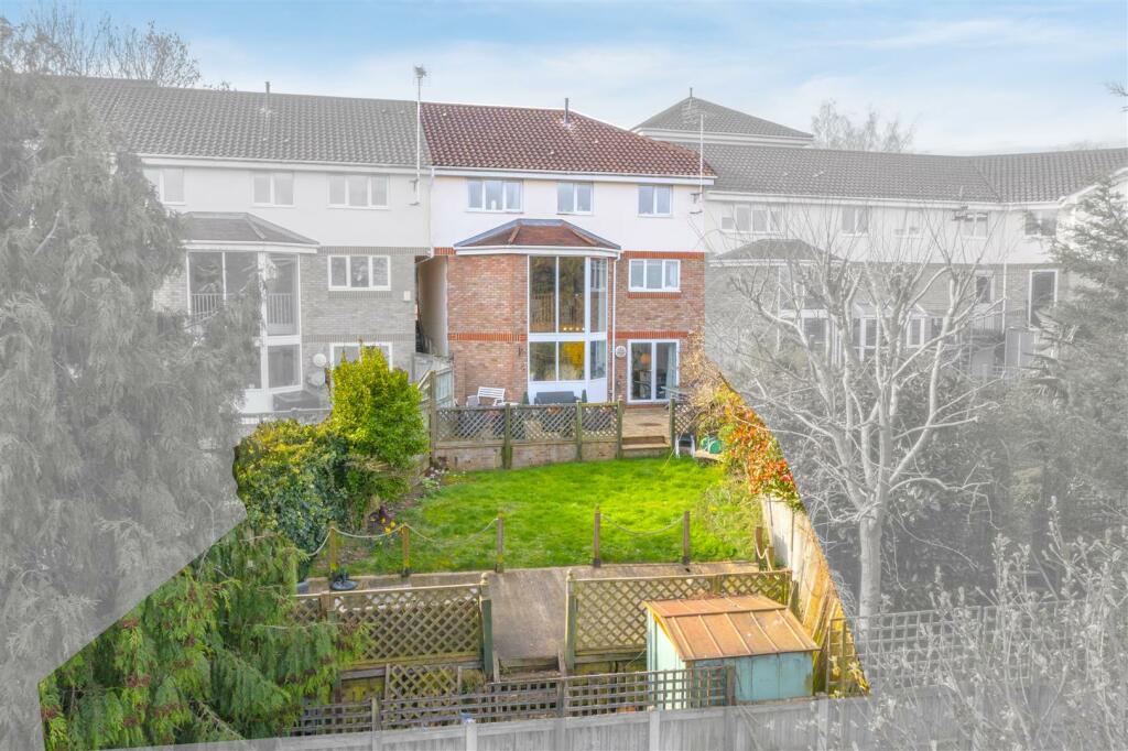 4 bedroom town house for sale in Uplands Park Road, Rayleigh, SS6