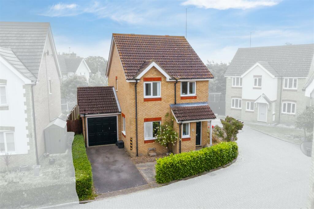 3 bedroom detached house for sale in Primrose Walk, Southminster, CM0