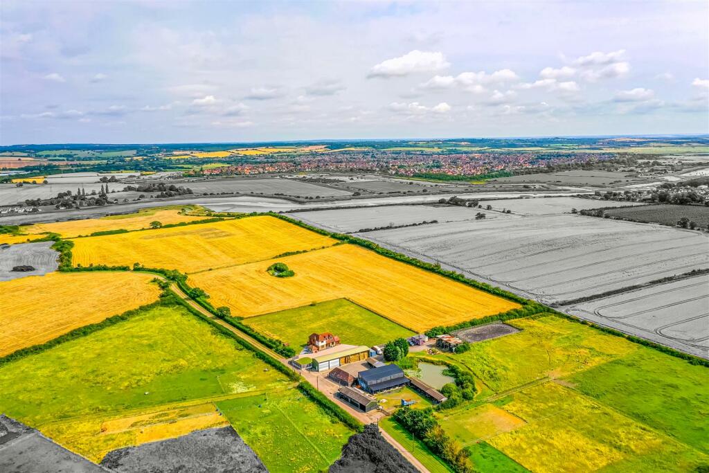 3 bedroom detached house for sale in Highlands Road, Rawreth, Wickford