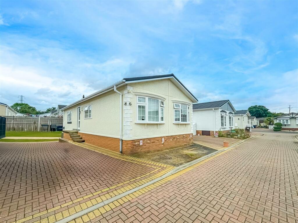 2 bedroom mobile home for sale in Palm Court, Battlesbridge, Wickford, SS11