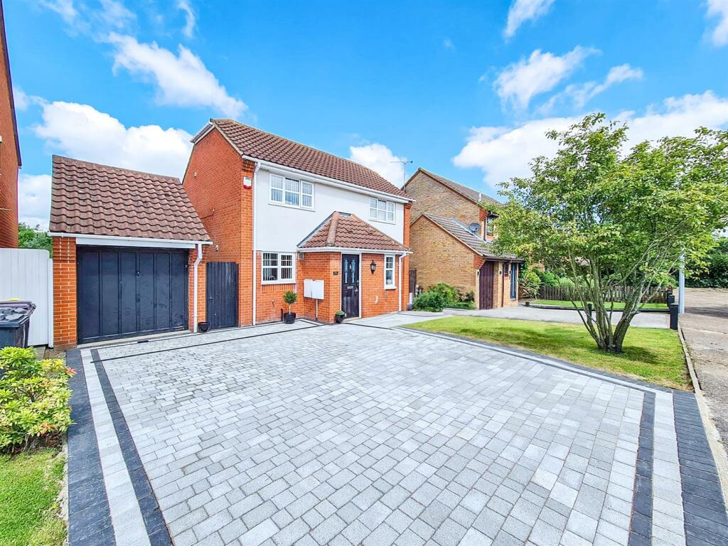 3 bedroom detached house for sale in Aldham Gardens, Rayleigh, SS6