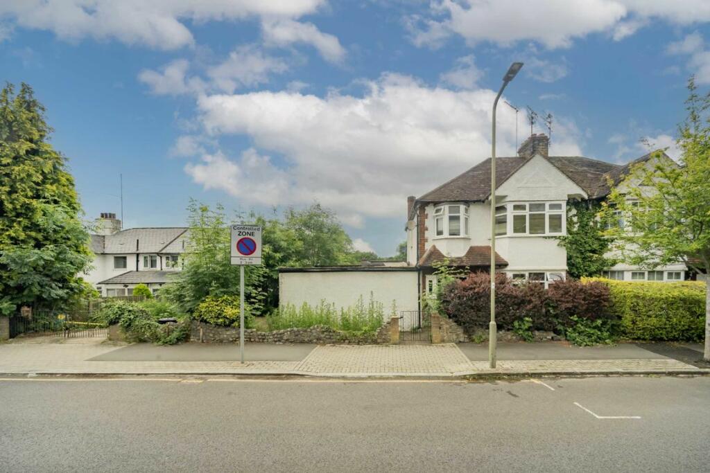 3 bedroom semidetached house for sale in Naylor Road, Whetstone, N20