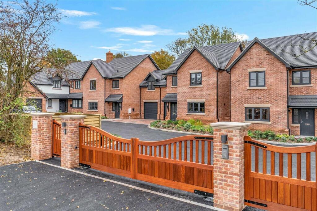 4 bedroom link detached house for sale in The Street, Takeley, CM22