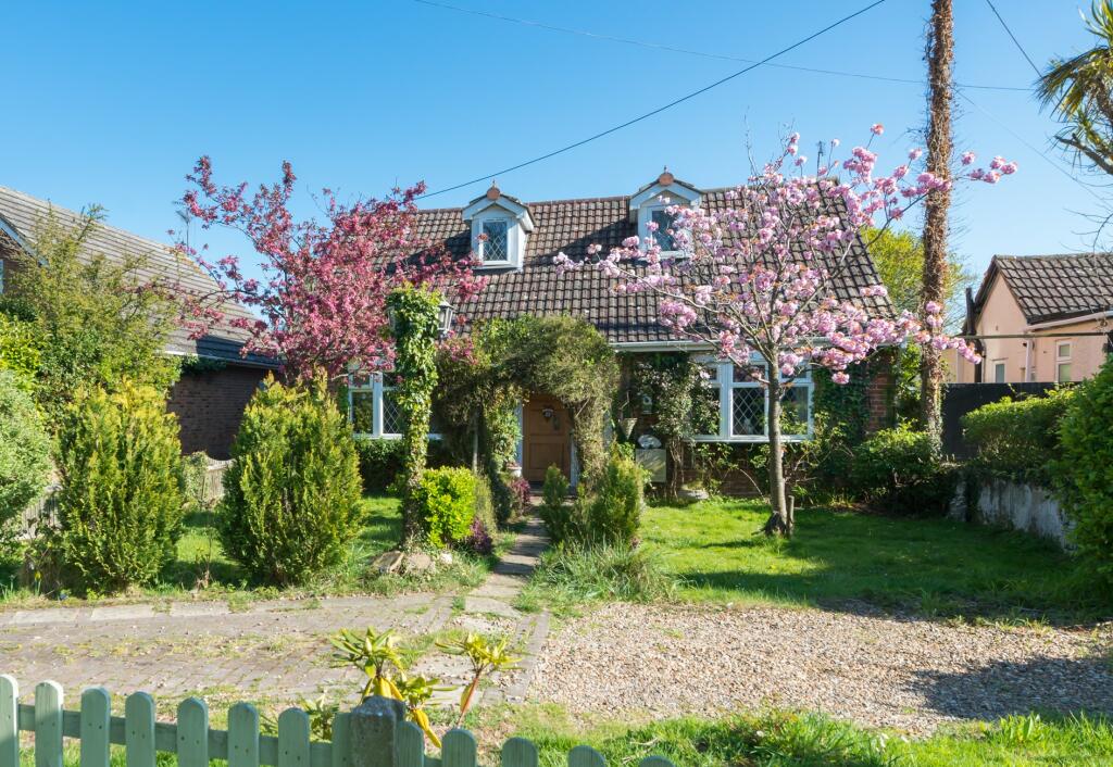 4 bedroom detached bungalow for sale in Ridgeway Road, Herne Bay, Kent, CT6