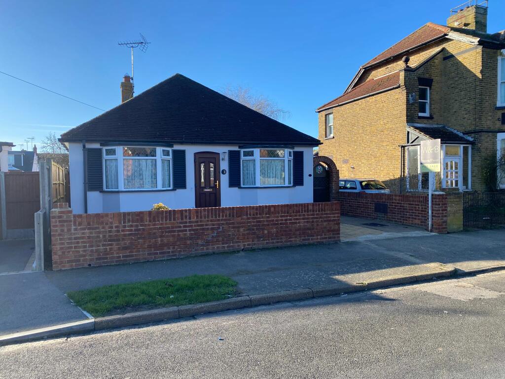 2 bedroom bungalow for sale in Carlton Hill, Herne Bay, Kent, CT6