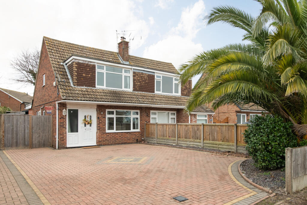 3 bedroom semidetached house for sale in Hunters Chase, Herne Bay