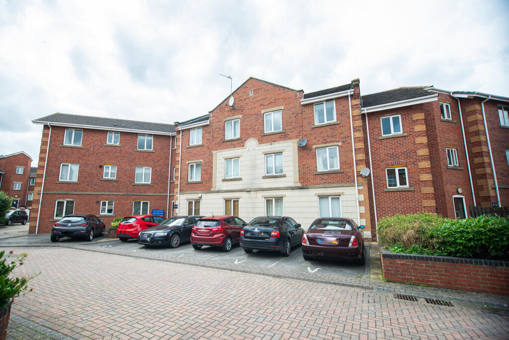 Main image of property: 46 Lock Keepers Court, HU9 1QH