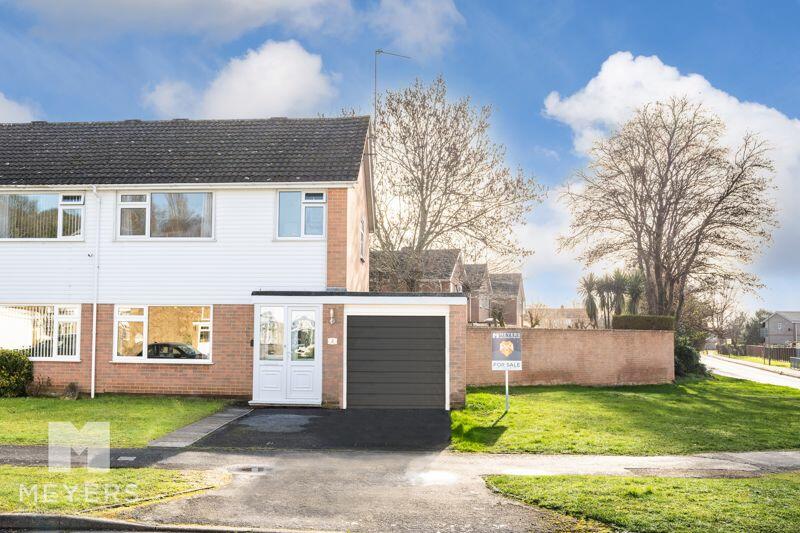 3 bedroom semidetached house for sale in Ross Road, Poulner, Ringwood