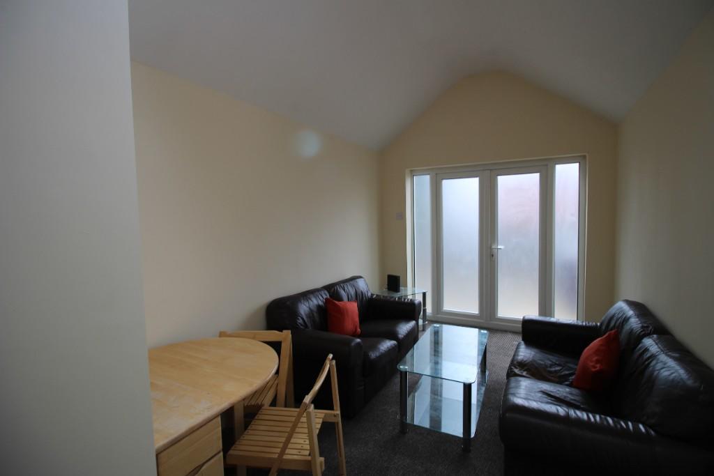 Main image of property: **24/25** STUDENT ROOM  NEWLAND ST WEST