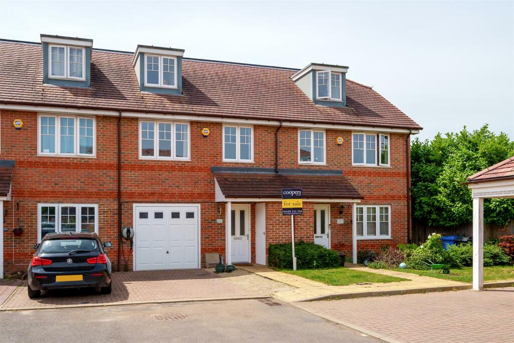 3 bedroom terraced house for sale in Larchfield Road, Maidenhead, SL6