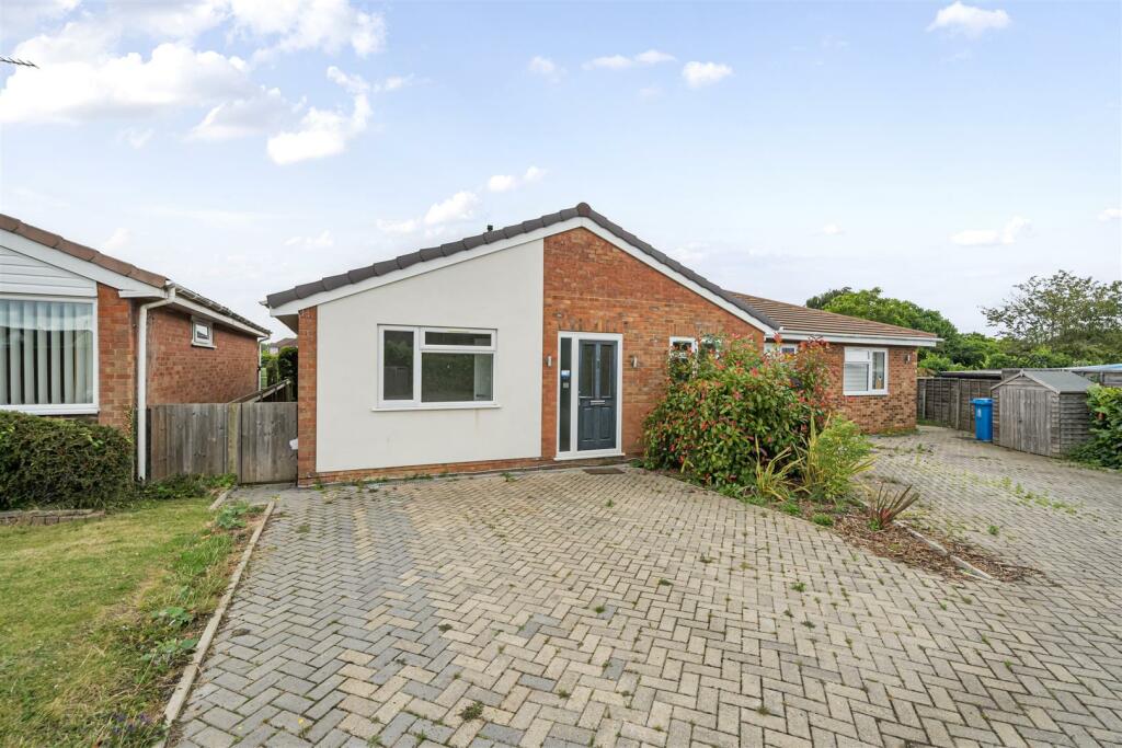 3 bedroom semidetached bungalow for rent in Willant Close, Maidenhead, SL6