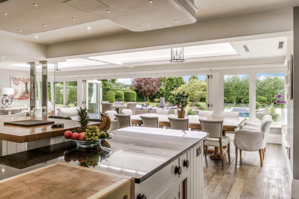 7 bedroom detached house for sale in Chalfont Lane, Chorleywood, WD3