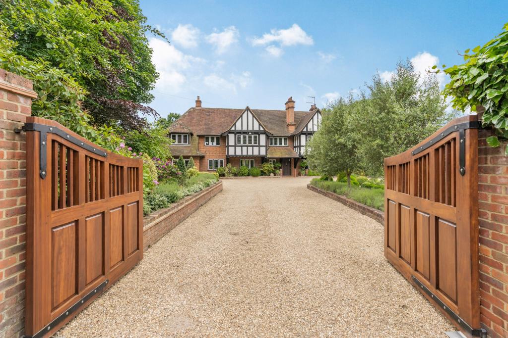 7 bedroom detached house for sale in Chalfont Lane, Chorleywood, WD3