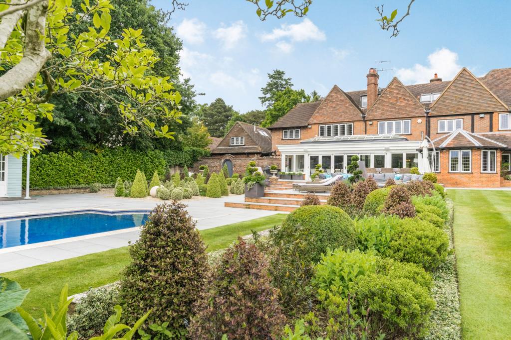 7 bedroom detached house for sale in Chalfont Lane, Chorleywood, WD3