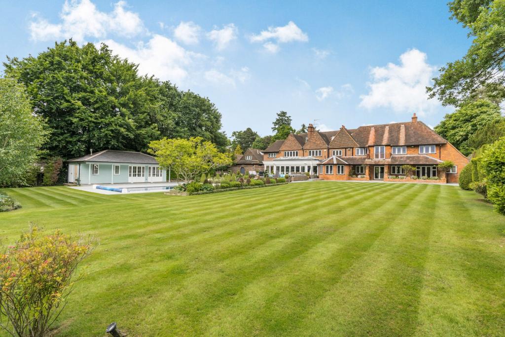 7 bedroom detached house for sale in Chalfont Lane, Chorleywood, WD3