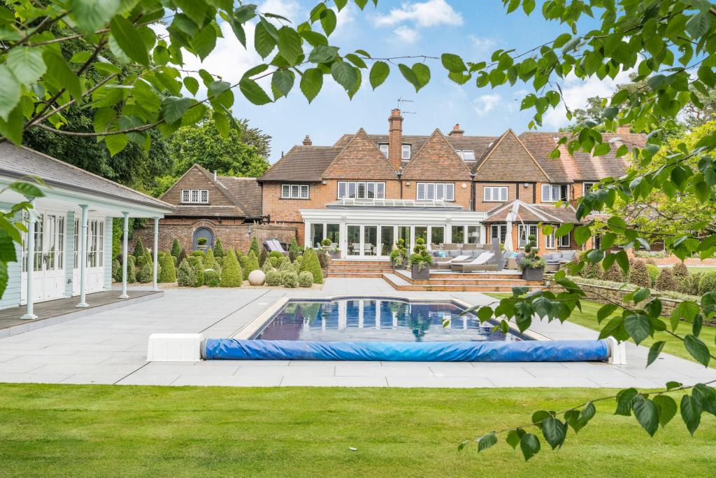 7 bedroom detached house for sale in Chalfont Lane, Chorleywood, WD3