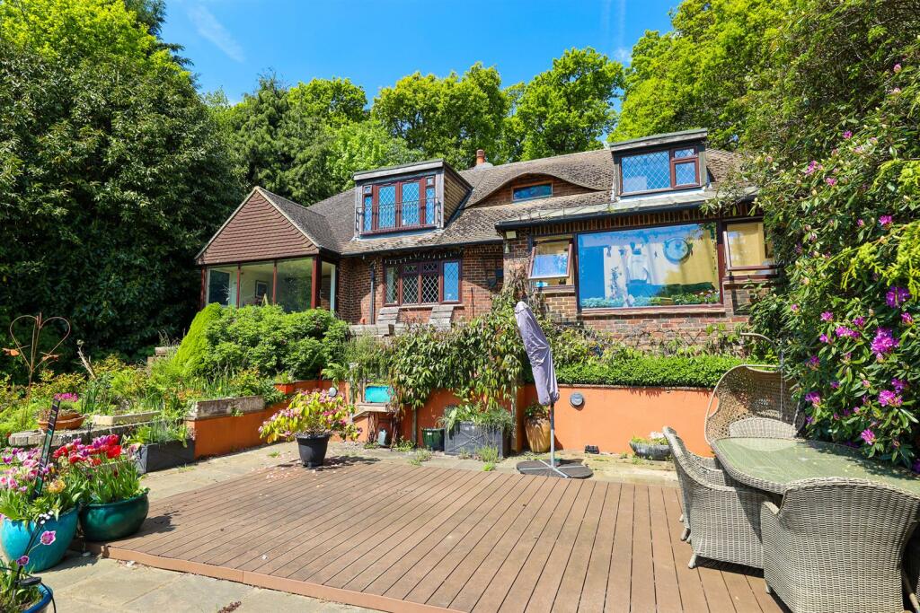 3 bedroom detached house for sale in Battery Hill, Fairlight, TN35