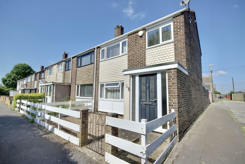 3 bedroom end of terrace house for sale in Long Drive, Gosport, PO13