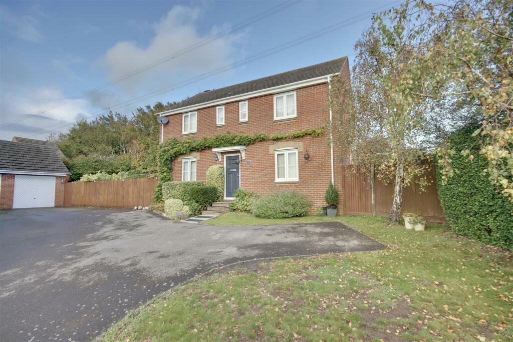 4 bedroom detached house for sale in Caer Peris View, Fareham, PO16