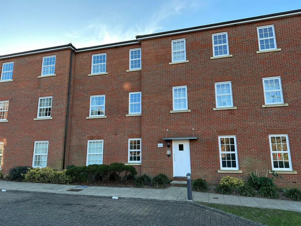 2 bedroom flat for sale in Carisbrook Court, Knowle, Fareham, PO17