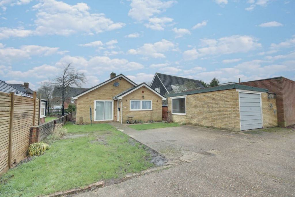 2 bedroom detached bungalow for sale in Funtley Hill, Fareham, PO16