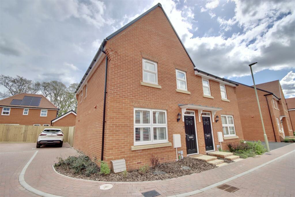 3 bedroom semidetached house for sale in Oakhanger Close, Curbridge