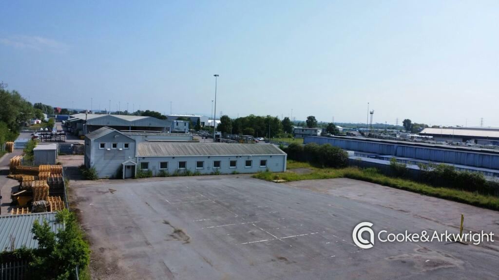 Light industrial facility to lease in Newlands Road Unit & Yard