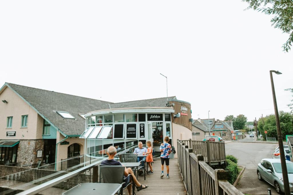 Leisure facility to lease in 2 Willow Walk, Cowbridge, CF71 7EE, CF71