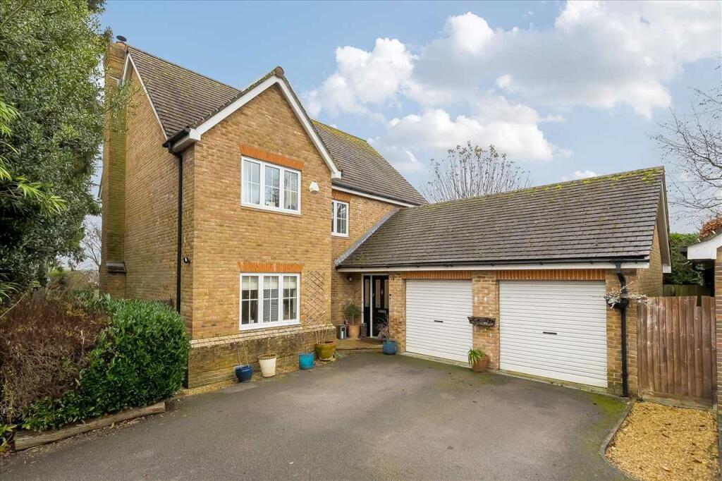 4 bedroom detached house for sale in Laurel Close, Oakley, RG23